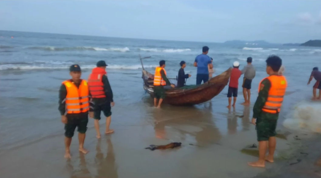 Đi tắm biển cùng nhóm bạn, 2 học sinh bị sóng lớn cuốn trôi, hiện chỉ tìm thấy thi thể một em - Ảnh 1 Đi tắm biển cùng nhóm bạn, 2 học sinh bị sóng lớn cuốn trôi, hiện chỉ tìm thấy thi thể một em - Ảnh 1